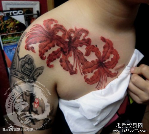 男人前胸漂亮的彩色彼岸花纹身图案