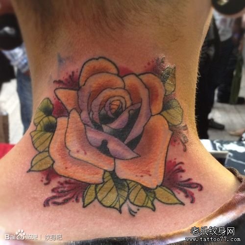男生后脖子处精美的new school玫瑰花纹身图案