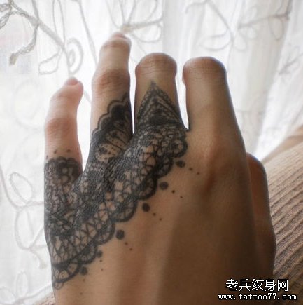 女生手部时尚流行的蕾丝纹身图案