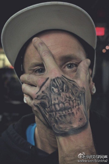 男生手背超酷的骷髅纹身图案