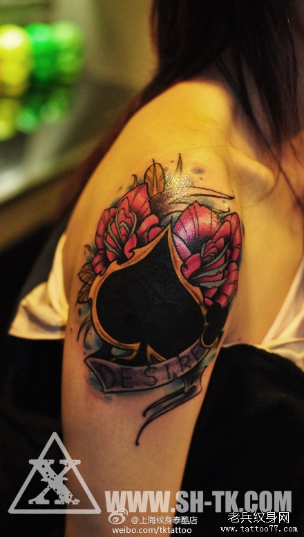 手臂漂亮的new school黑桃与玫瑰花纹身图案