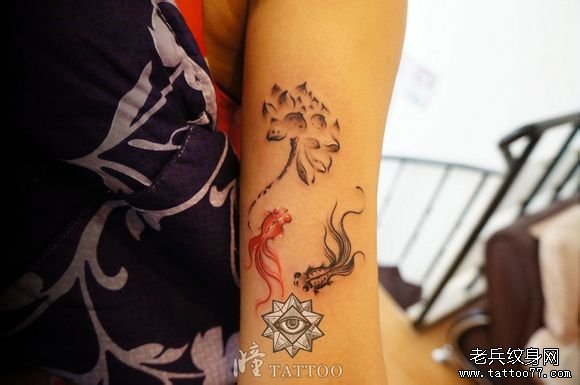 女生手臂唯美时尚的水墨莲花小金鱼纹身图案