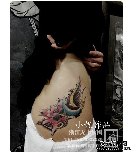 美女臀部好看的燕子与莲花纹身图案