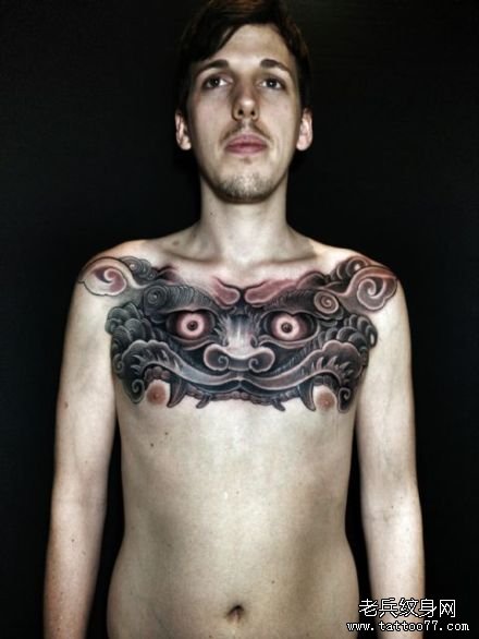 男人前胸超酷时尚的唐狮纹身图案