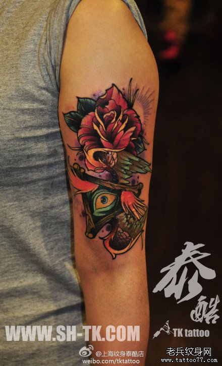 男人手臂漂亮玫瑰花与眼睛翅膀纹身图案