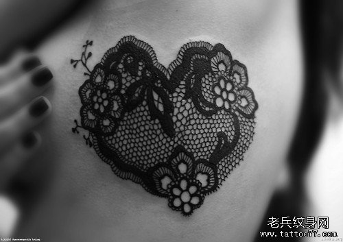 美女胸部时尚漂亮的蕾丝爱心纹身图案
