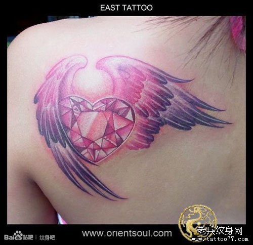 美女肩背时尚漂亮的钻石爱心与翅膀纹身图案