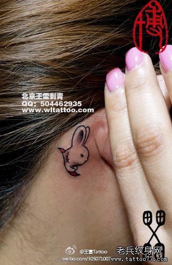 美女耳部可爱的小兔子纹身图案