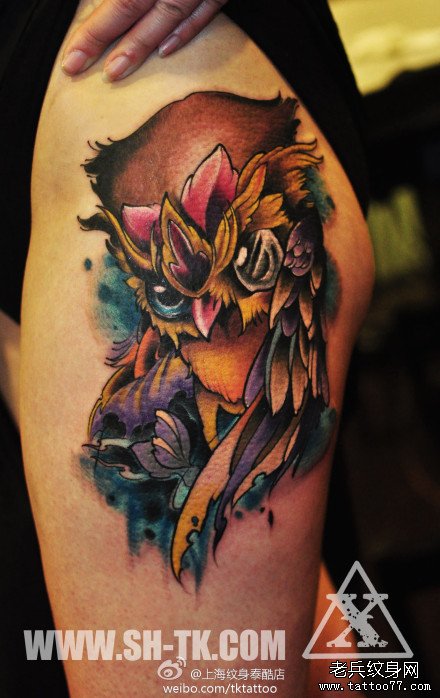 美女腿部时尚潮流的猫头鹰纹身图案