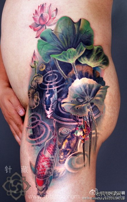 男人臀部写实的彩色鲤鱼莲花纹身图案