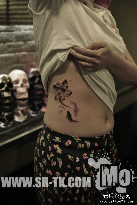 美女侧腰潮流唯美的水墨莲花鲤鱼纹身图案