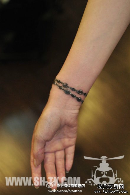 女生手腕小巧潮流的手链纹身图案