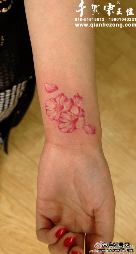 女生手腕漂亮精美的彩色花卉纹身图案