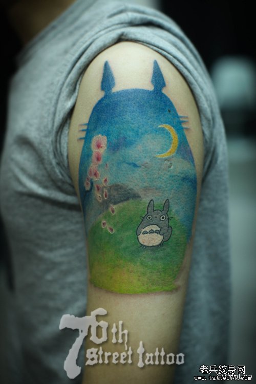 手臂时尚潮流的龙猫纹身图案