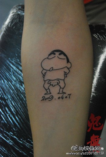 手臂另类潮流的蜡笔小新纹身图案