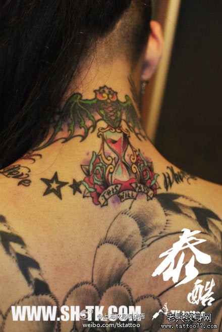 后脖子精美的沙漏纹身图案