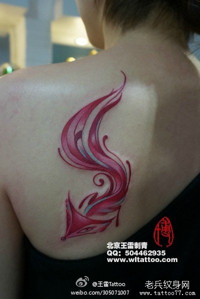 女生肩背漂亮精美的粉色狐狸纹身图案