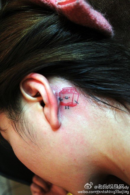女生耳部小巧的牛奶纹身图案