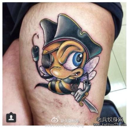 腿部一款另类的独眼蜜蜂纹身图案