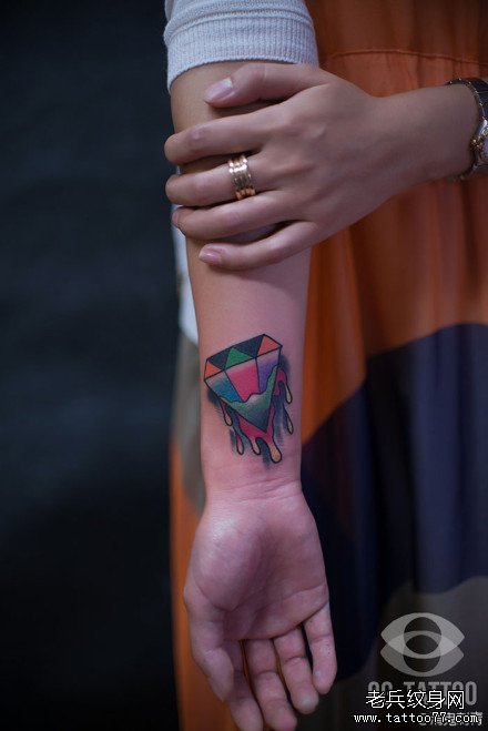 女生手腕精美潮流的彩色钻石纹身图案