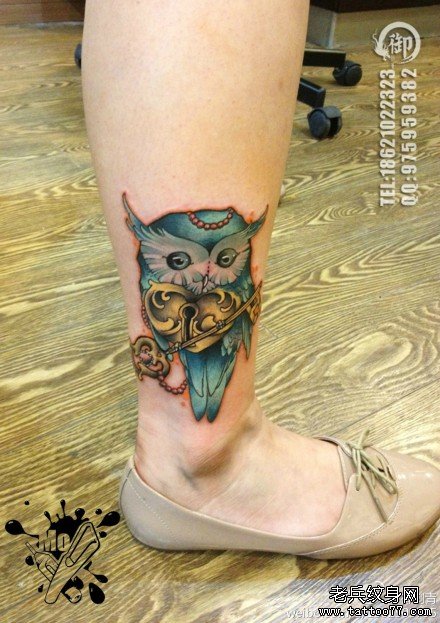 女生腿部时尚潮流的猫头鹰爱心锁钥匙纹身图案