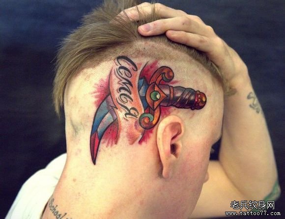 男生头部经典超酷的匕首纹身图案