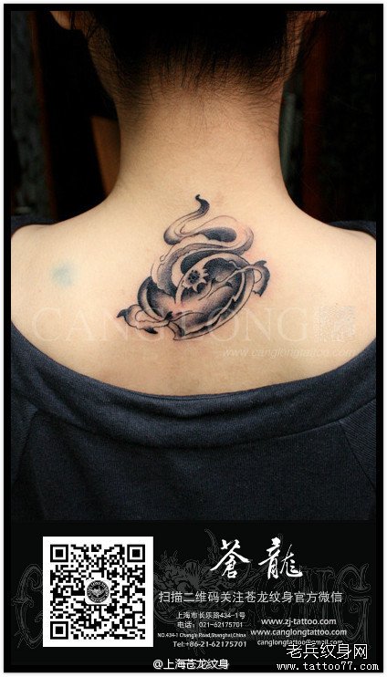 女生后脖子经典时尚的黑灰爱心纹身图案