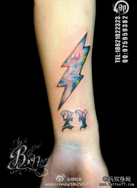 女生手腕小巧时尚的彩色星空闪电纹身图案