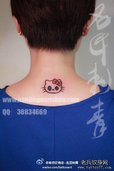 女生颈部小巧的卡通猫咪纹身图案