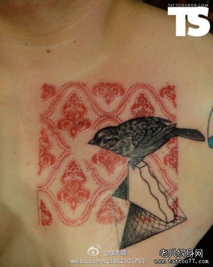 前胸一款小巧经典的麻雀纹身图案