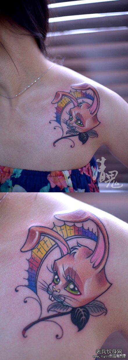 美女肩膀处可爱潮流的小兔子纹身图案