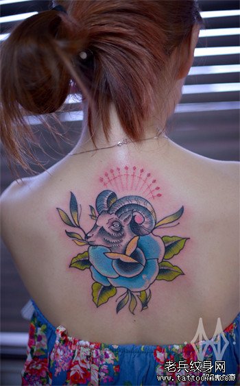 女生后背潮流经典的羊头纹身图案