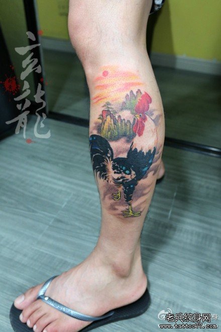 男人腿部经典帅气的一款公鸡纹身图案
