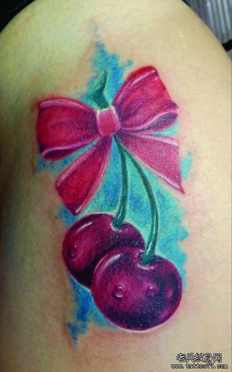 女生胯部小巧潮流的蝴蝶结樱桃纹身图案
