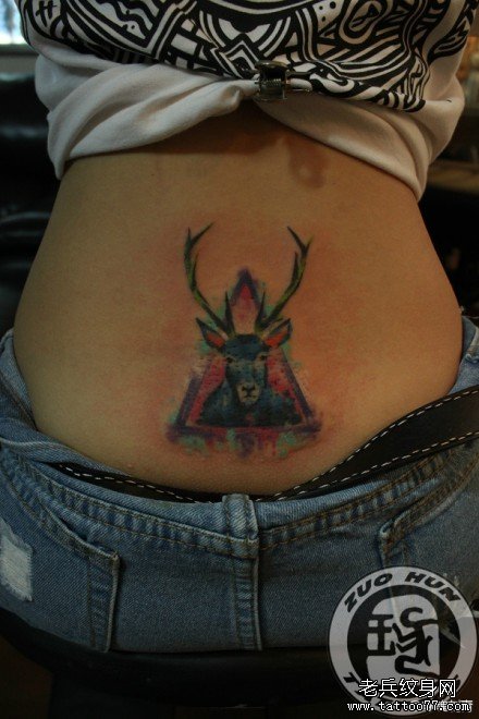 美女后腰时尚潮流的彩色小鹿纹身图案