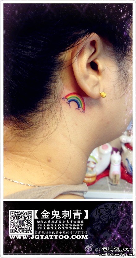 女生耳部小巧潮流的彩虹纹身图案