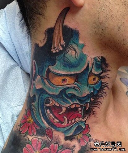 男生脖子处很酷潮流的唐狮子纹身图案