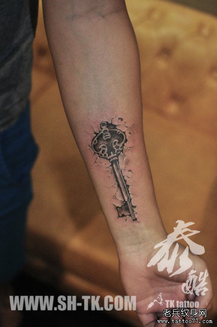 手臂精美时尚的黑灰钥匙纹身图案