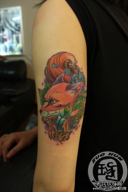 手臂时尚很酷的一款狐狸纹身图案