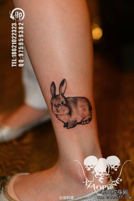 腿部可爱小巧的兔子纹身图案