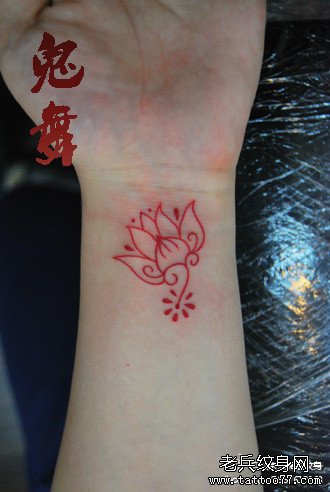 女生手腕小巧潮流的线条莲花纹身图案