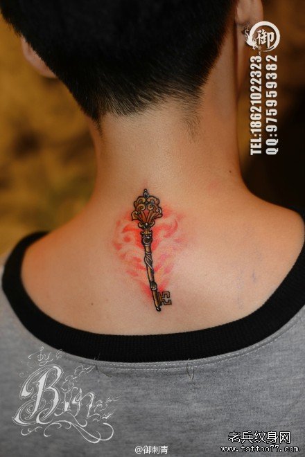 后脖子潮流小巧的钥匙纹身图案