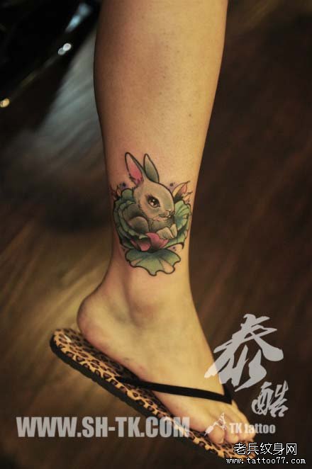 女生腿部很可爱的一款小兔子纹身图案