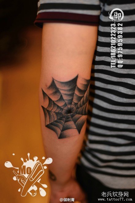 手臂胳膊肘经典时尚的蜘蛛网纹身图案