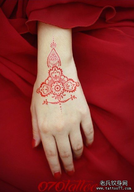 女生手背精美时尚的图腾花卉纹身图案