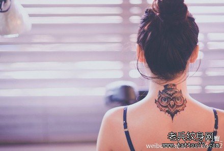 女生脖子处时尚潮流的猫头鹰纹身图案