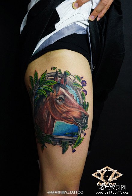 腿部帅气潮流的马纹身图案