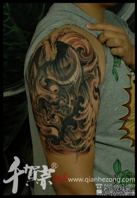 手臂时尚很酷的黑灰般若纹身图案