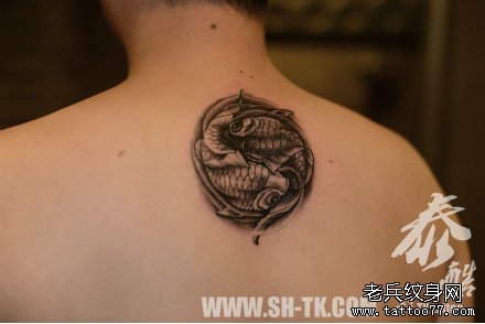 后背潮流经典的双鱼座纹身图案