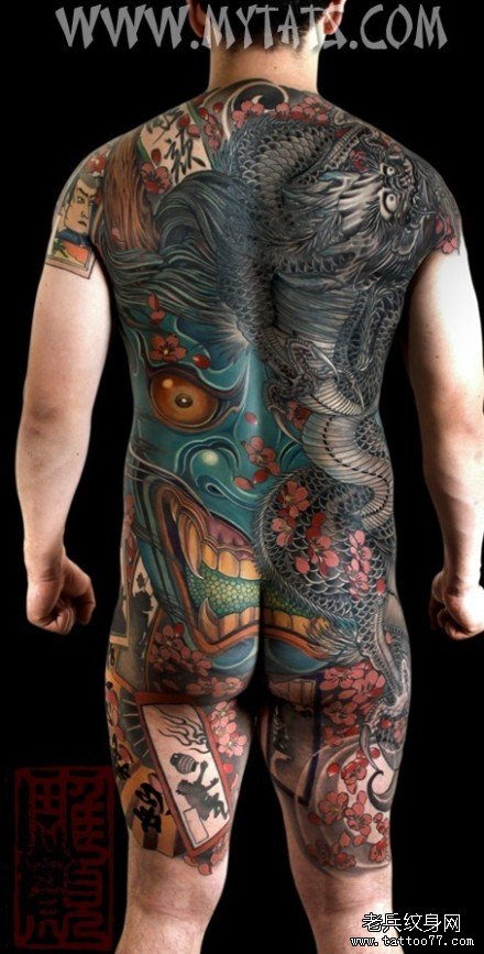 男人后背霸气超帅的满背般若与龙纹身图案